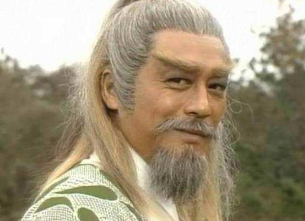 影视剧照:白发白须的古装老者侧头微笑