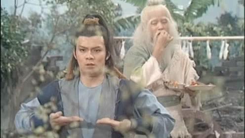 影视剧照：两名古装人物，前者双手结印于身前，后者立于其侧后方