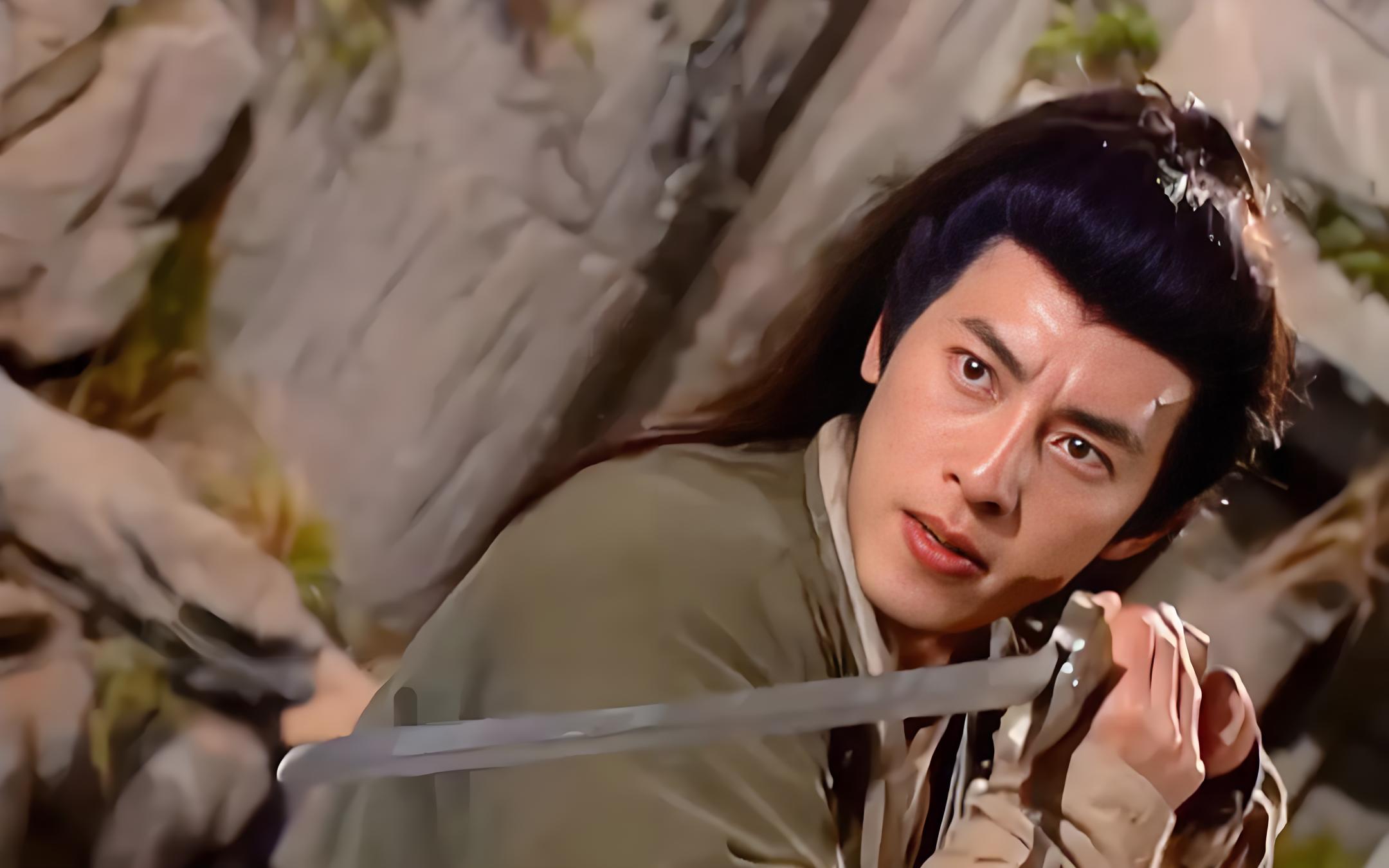 影视剧照:一名古装男子手持长剑侧身而立的特写